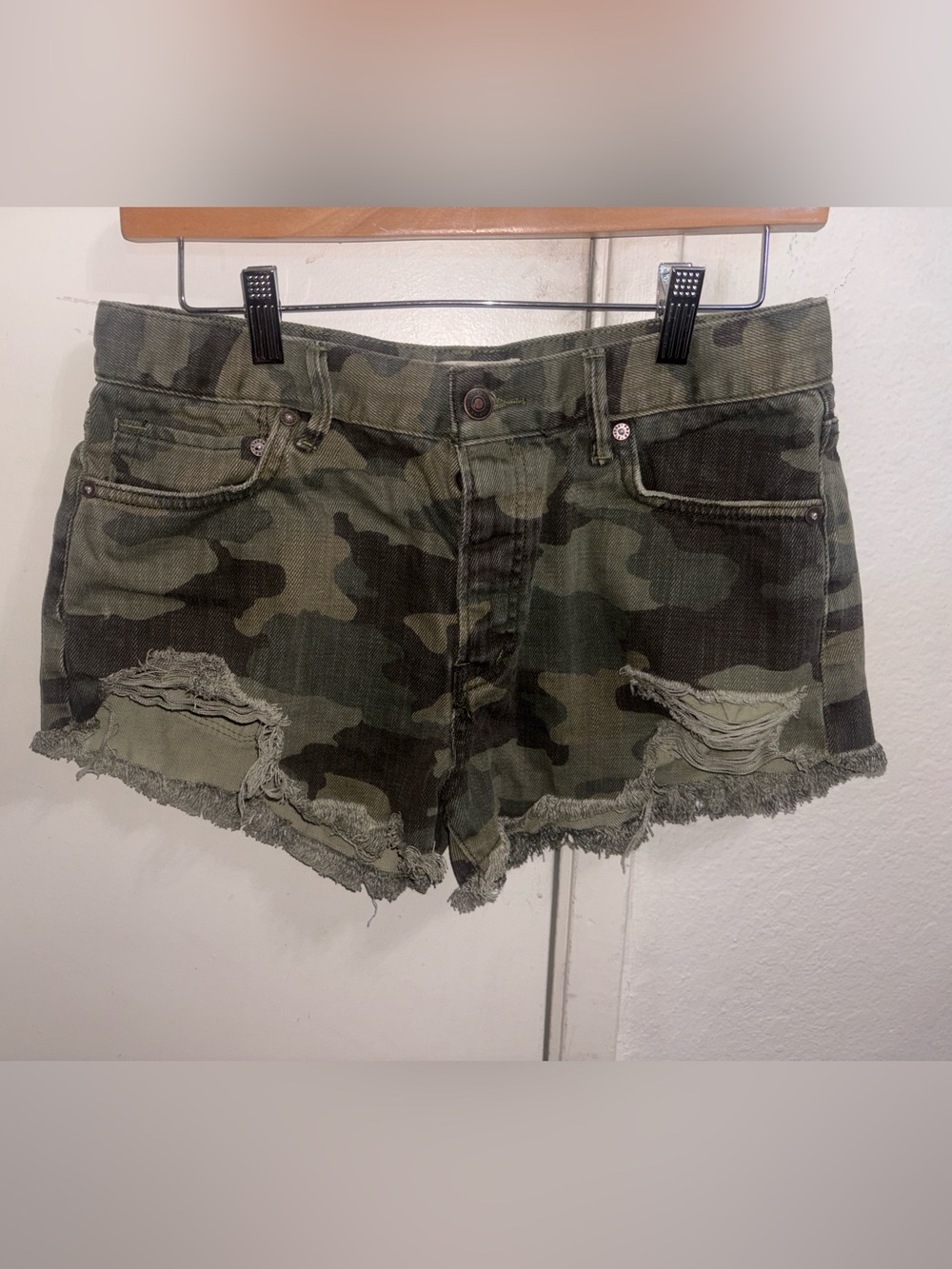Free People 27 Camo Distressed Women's Cutoff Shorts - Olive Green